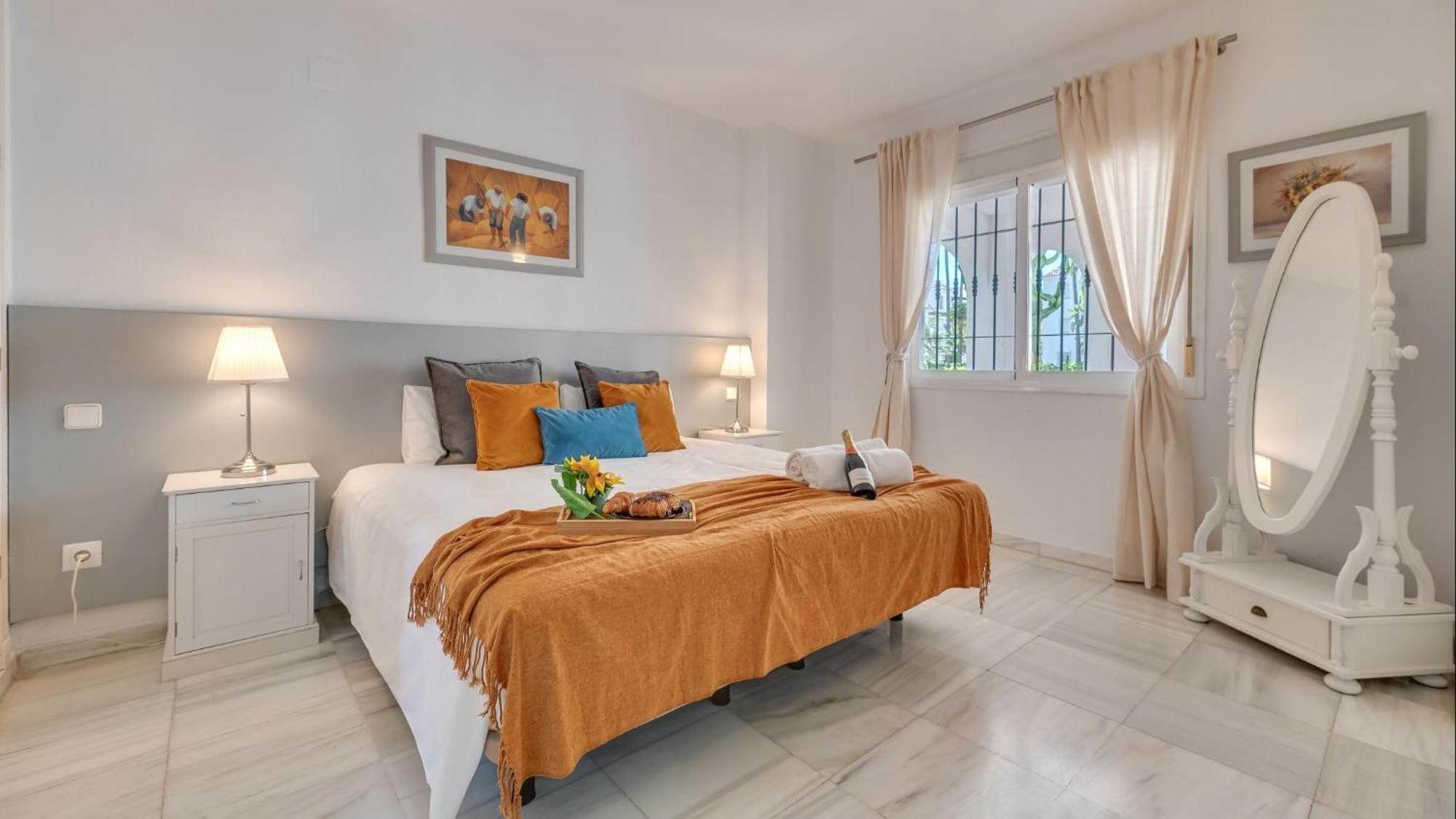 Mediterranean Hidden Treasure At Puerto Banus Apartment